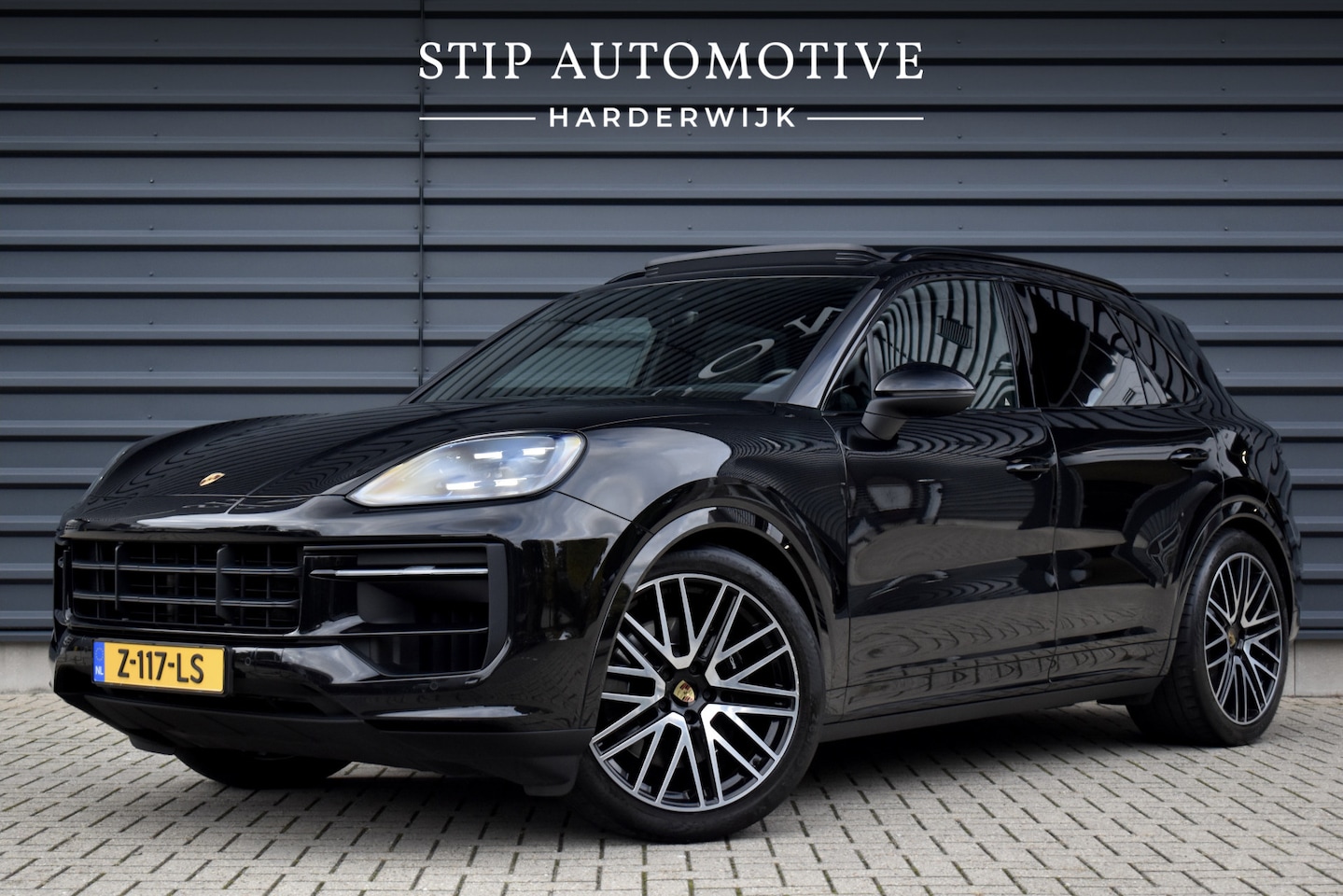 Porsche Cayenne - 3.0 E-Hybrid SportDesign | Panorama | 22'' Wielen | Trekhaak | Sfeerverlichting | Luchtver - AutoWereld.nl