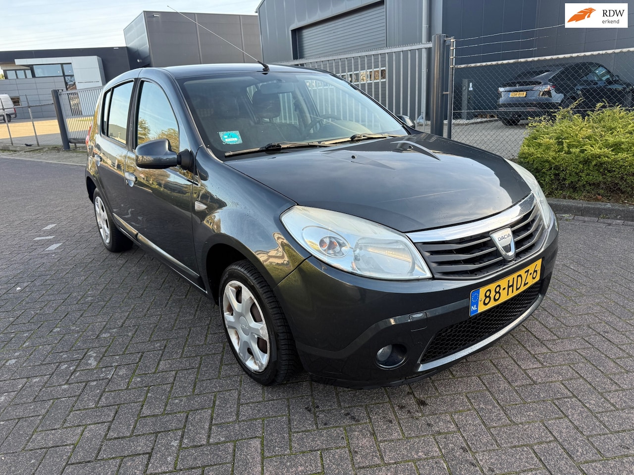 Dacia Sandero - 1.6 Lauréate *NWE APK* - AutoWereld.nl