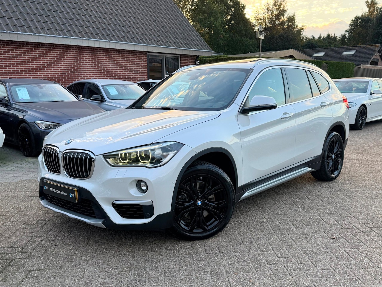 BMW X1 - SDrive20i Centennial High Executive Sport|Panorama dak|Head Up|Leder|Cruise control|Naviga - AutoWereld.nl