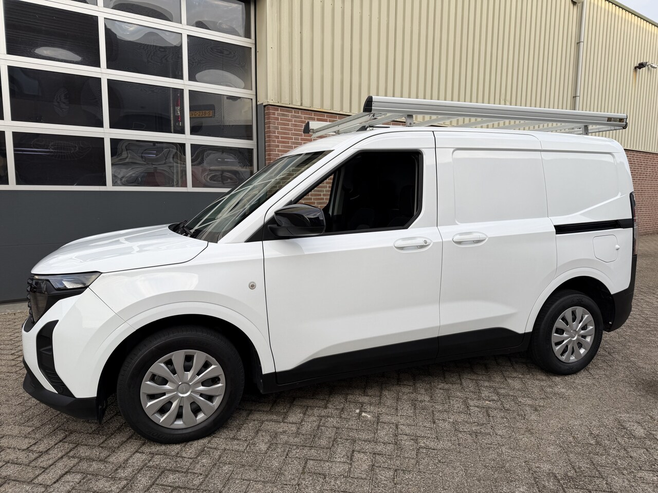 Ford Transit Courier - 1.0 EcoBoost 2 Schuifdeuren,Trekh Navi,Camera,Pdc,Enz - AutoWereld.nl