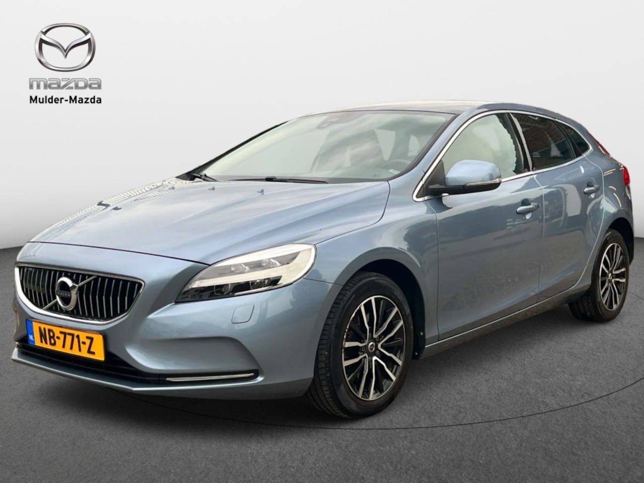 Volvo V40 - 2.0 T2 Inscription | Pano | Trekhaak | Leder | Stoelverwerming - AutoWereld.nl