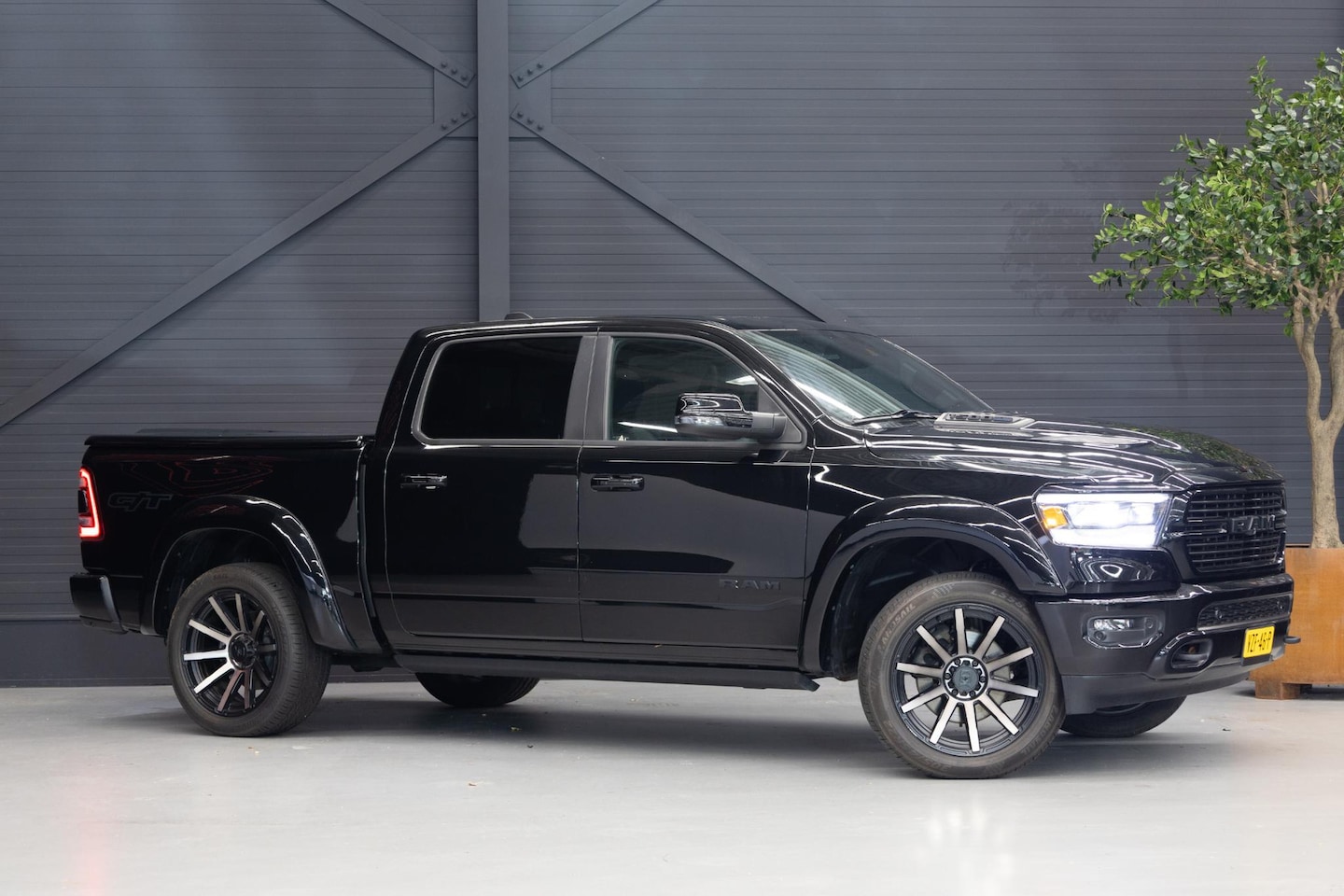 Dodge Ram 1500 - 5.7 V8 4x4 Crew Cab Limited | Panoramadak | ACC | Luchtvering | NAP | - AutoWereld.nl