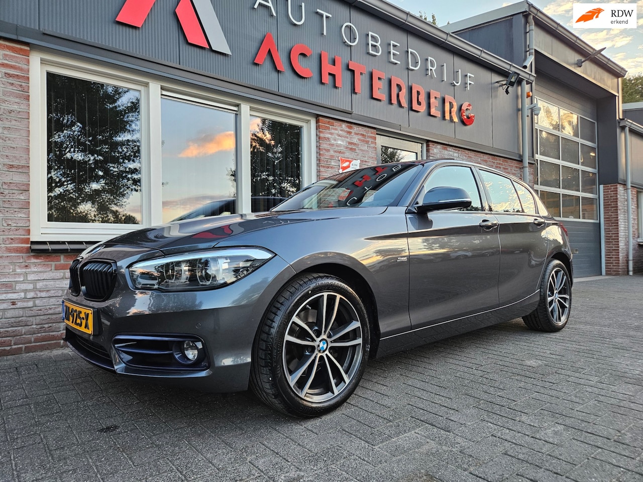 BMW 1-serie - 120i Edition Sport Line Shadow High Executive Schuifdak! LED! Camera! Mooie/Nette Auto! - AutoWereld.nl