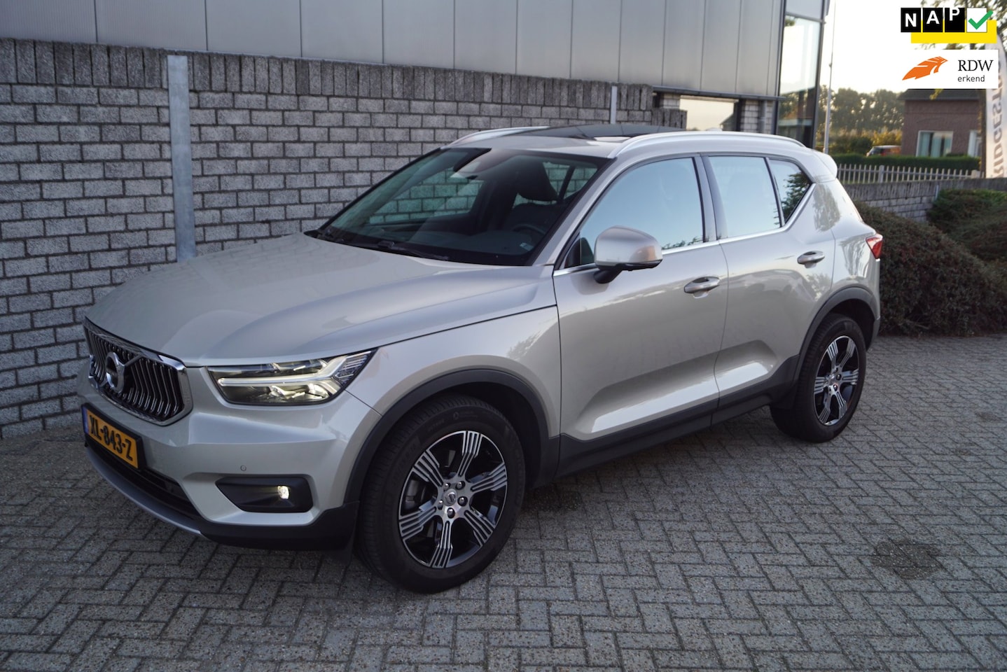Volvo XC40 - 2.0 T4 Inscription Autom Panodak Leder Sportst Stoelverw Navi 360 Camera Clima Cruise 2x P - AutoWereld.nl