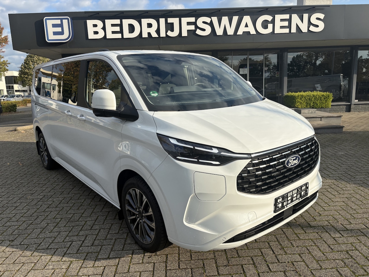 Ford Tourneo Custom - 340 2.5 PHEV L2H1 Titanium X VIP Bus 8p. | Incl. btw/bpm | FULL OPTIONS! | E-Trekhaak | Pa - AutoWereld.nl