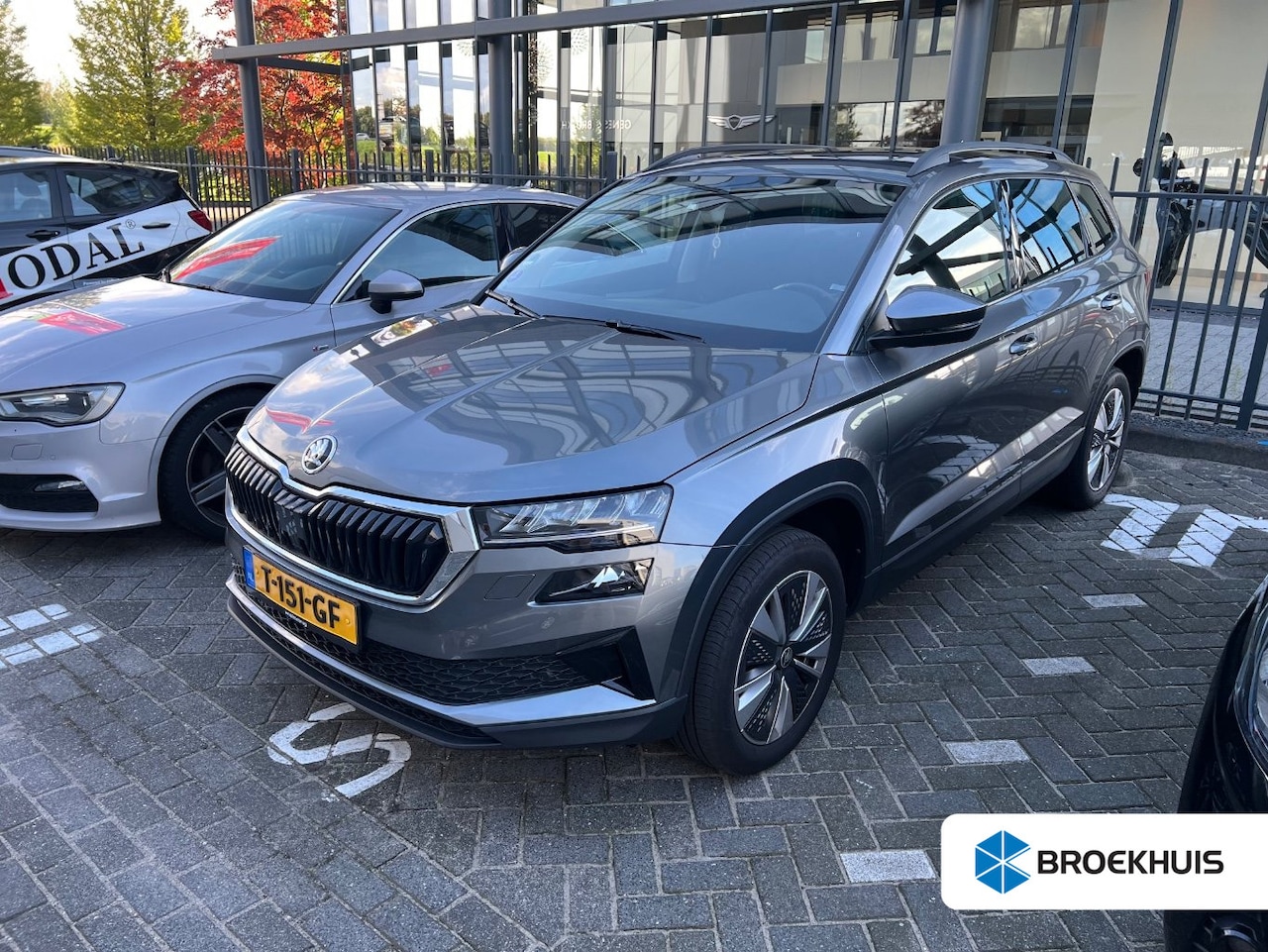 Skoda Karoq - 1.5 TSI ACT 150pk Automaat Business Edition | Schuifdak | Trekhaak | Stoelverwarming | Stu - AutoWereld.nl