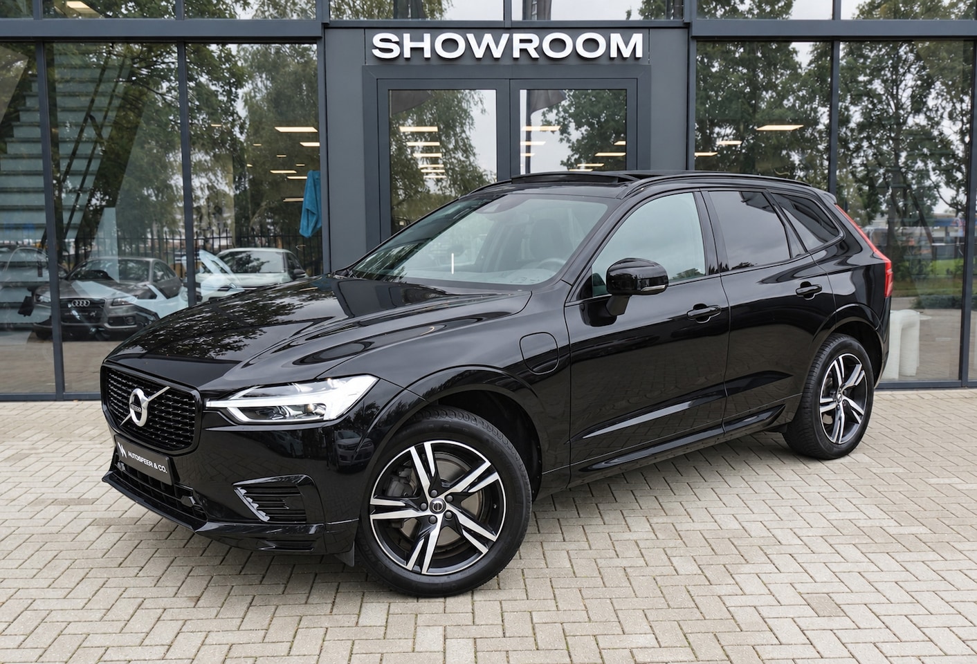Volvo XC60 - 2.0 T8 Twin Engine AWD R-Design PANO KEYLESS VOL' - AutoWereld.nl