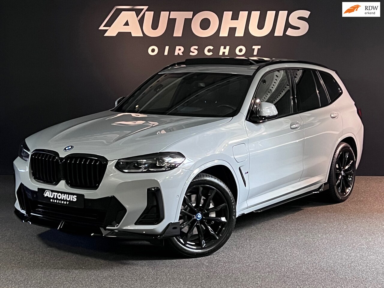 BMW X3 - XDrive30e High Executive Edition M Pano/ Leder/ Stuurverwarming/ 20"/ Camera/ Brookley Gre - AutoWereld.nl