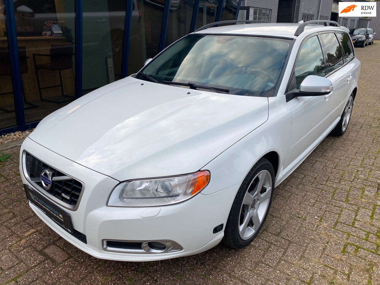 Volvo V70 - 2.5FT R-Design Automaat 230PK LEER / XENON / PDC / ECC - AutoWereld.nl
