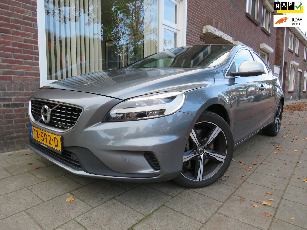 Volvo V40 - 1.5 T3 Polar+ Sport Automaat Panodak trekhaak - AutoWereld.nl