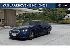 BMW 5-serie - 530e M Sport Automaat / Trekhaak / Panoramadak / Comfortstoelen / Comfort Access / Achteru