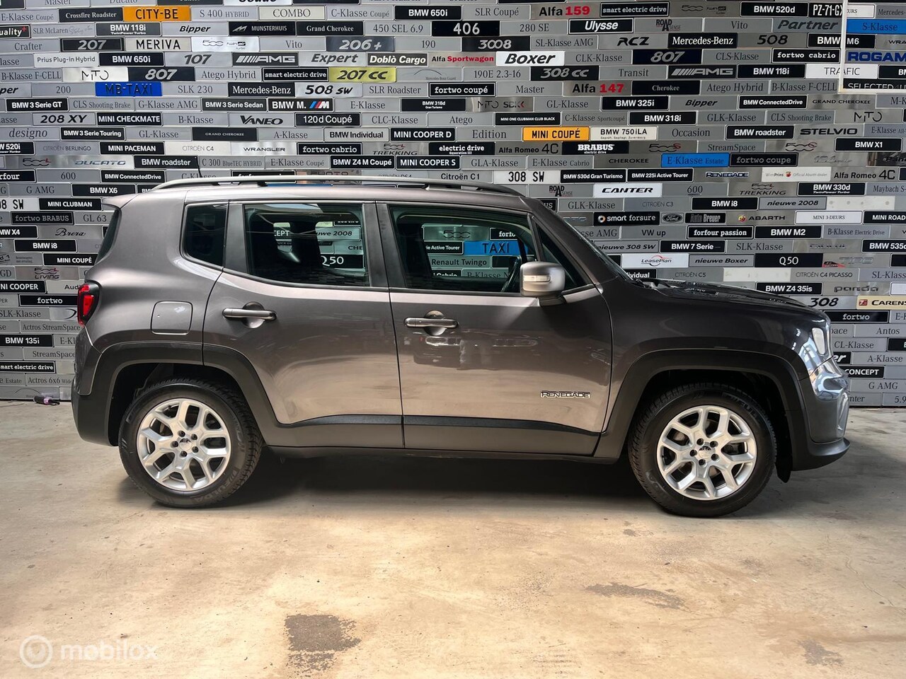 Jeep Renegade - 1.3T Limited Automaat, Pano, Apple Carplay - AutoWereld.nl