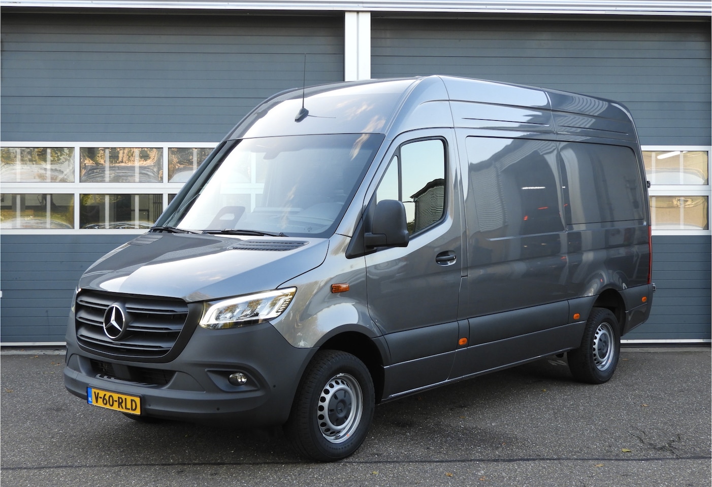 Mercedes-Benz Sprinter - 317 1.9 CDI L2H2 RWD AUT | LED | CAMERA | MBUX | CRUISE - AutoWereld.nl
