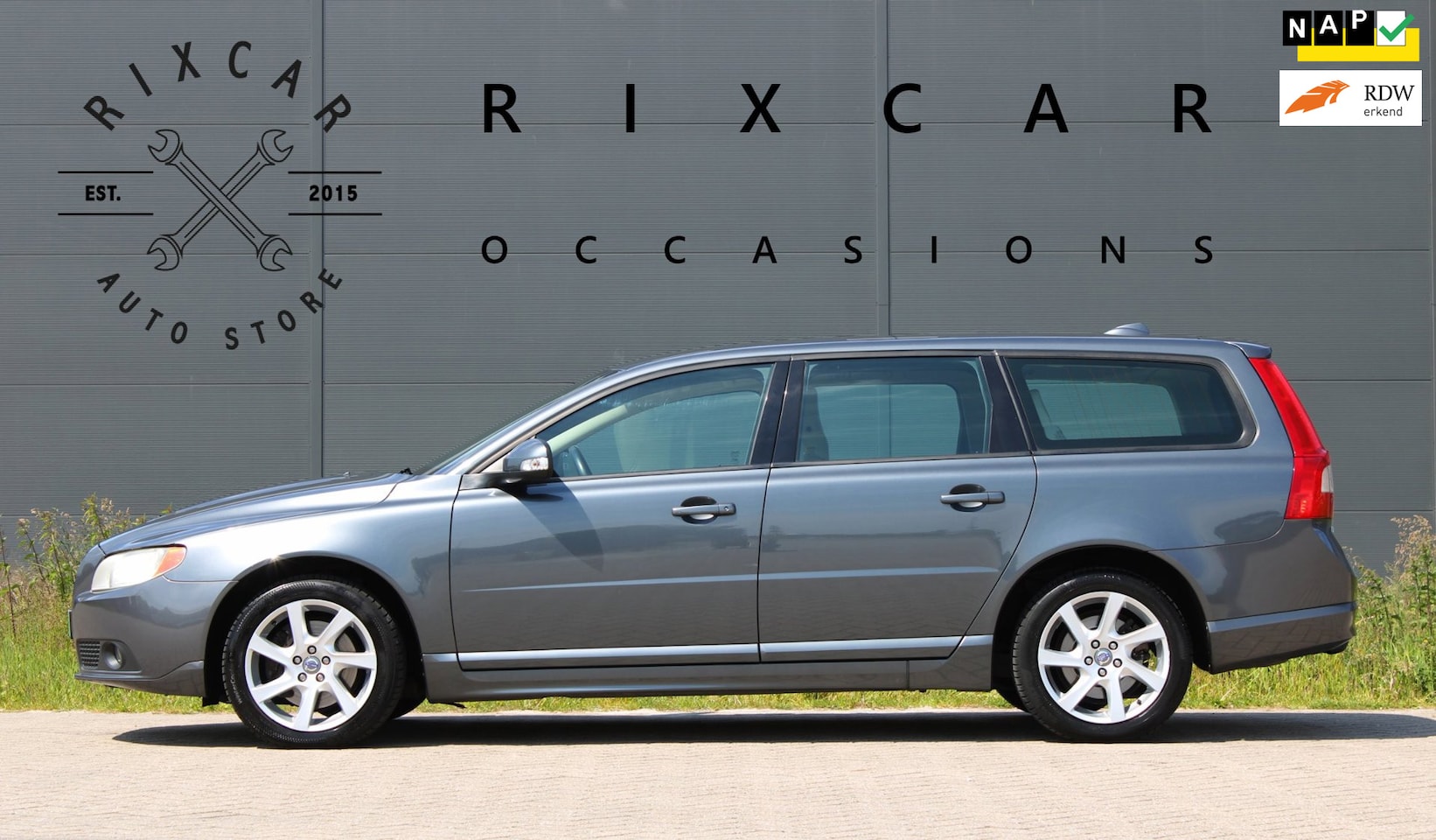 Volvo V70 - 2.4 D5 Momentum Automaat Leer AllSeason Trekhaak !!NIEUWBINNEN!! - AutoWereld.nl