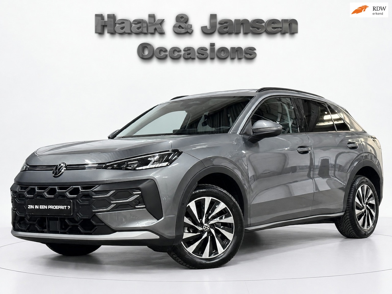 Volkswagen T-Roc - 1.5 eTsi Life First Edition ACC Stoelverwarming Lane assist Apple Carplay - AutoWereld.nl