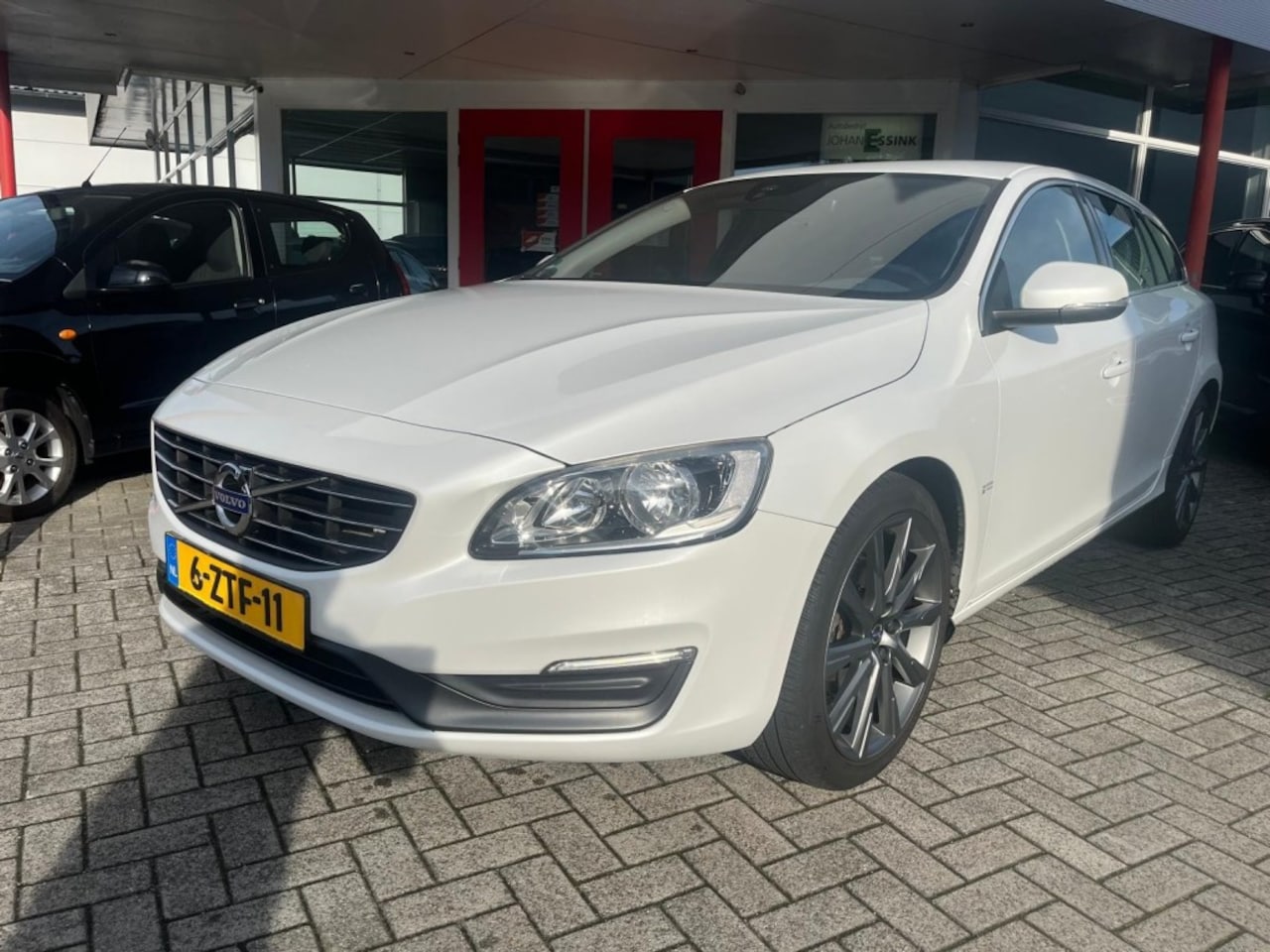 Volvo V60 - 1.6 T3 150PK Momentum 150 PK NW Distributieriem Bluetooth Trekhaak - AutoWereld.nl