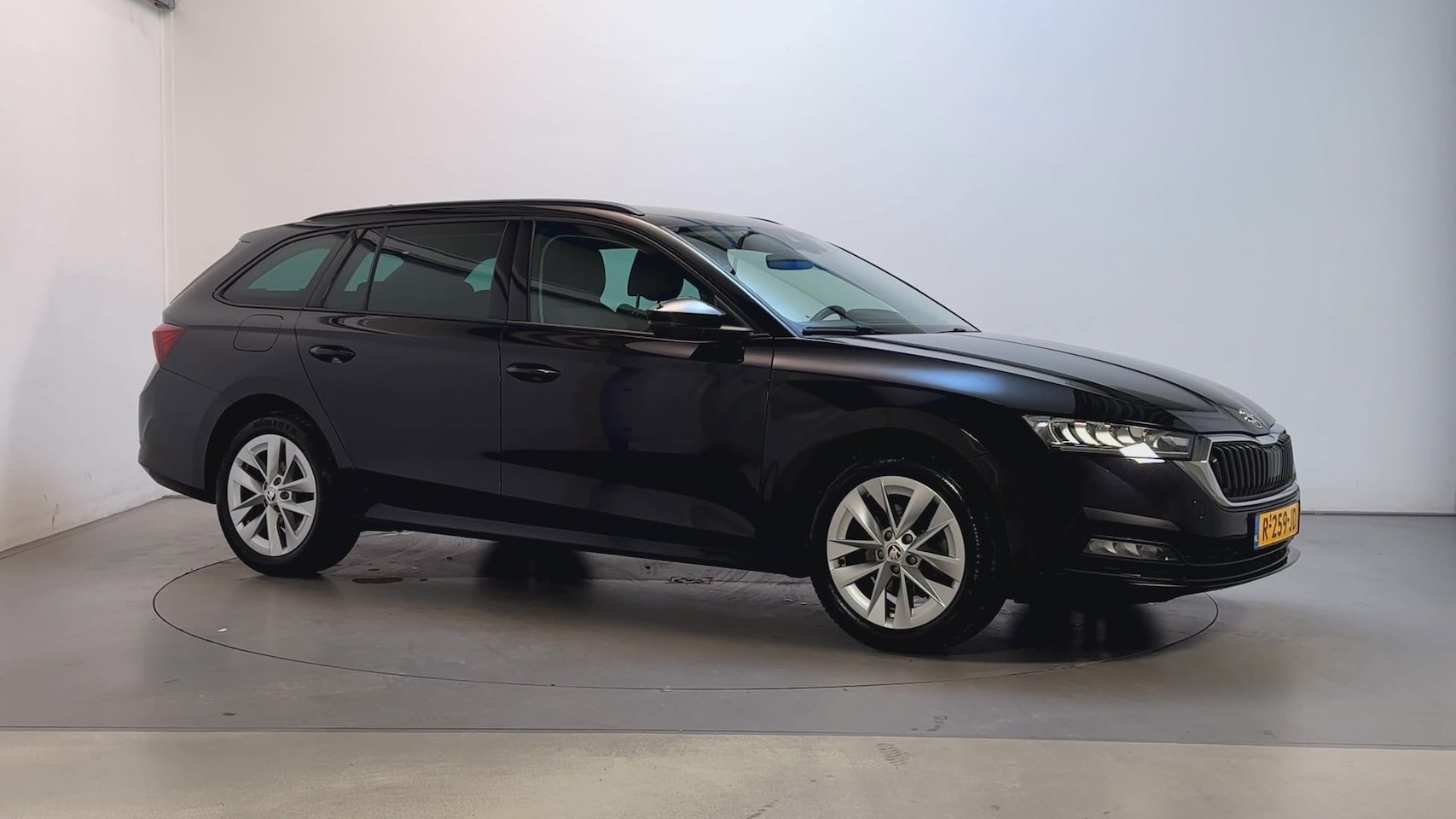 Skoda Octavia Combi - 1.0 TSI Business Edition Navigatie Parkeersensoren App-Connect DAB+ - AutoWereld.nl