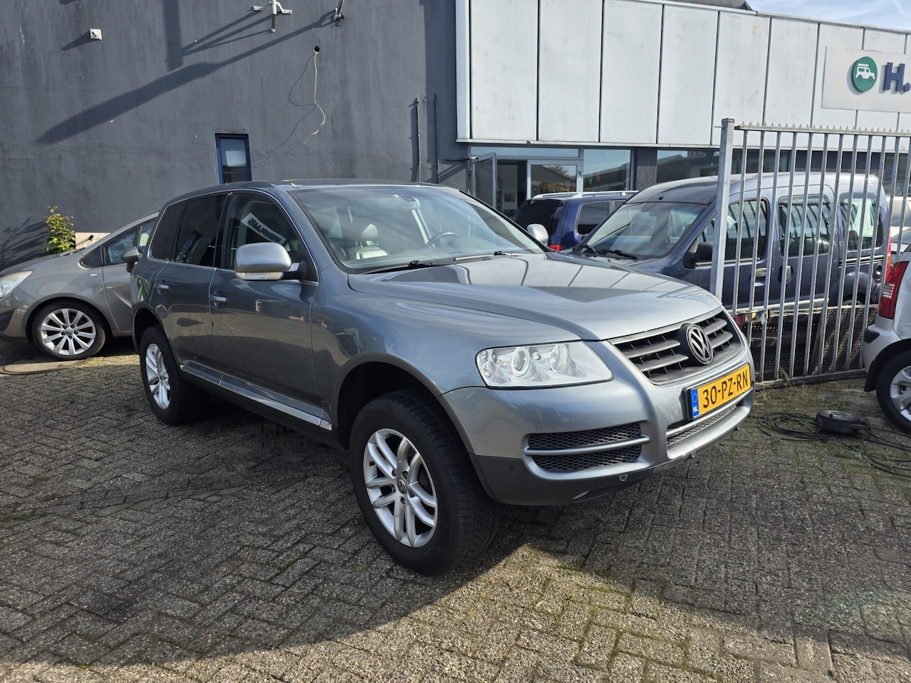 Volkswagen Touareg - 3.2 V6 motor start niet. Bj.2005 ZEER NETTE AUTO - AutoWereld.nl