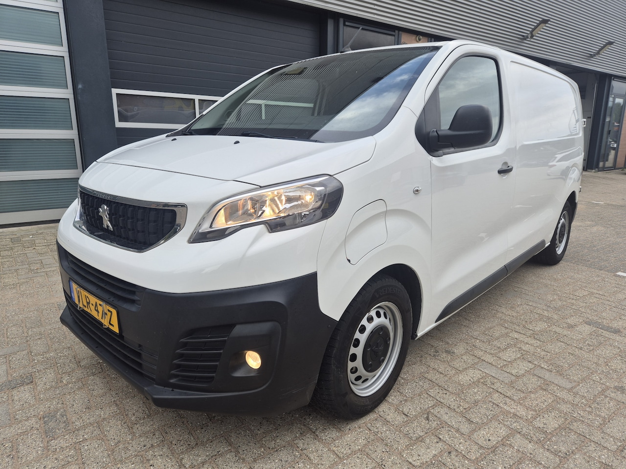 Peugeot e-Expert - Premium 75 kWh 300km wltp long rang trekhaak snelladen - AutoWereld.nl