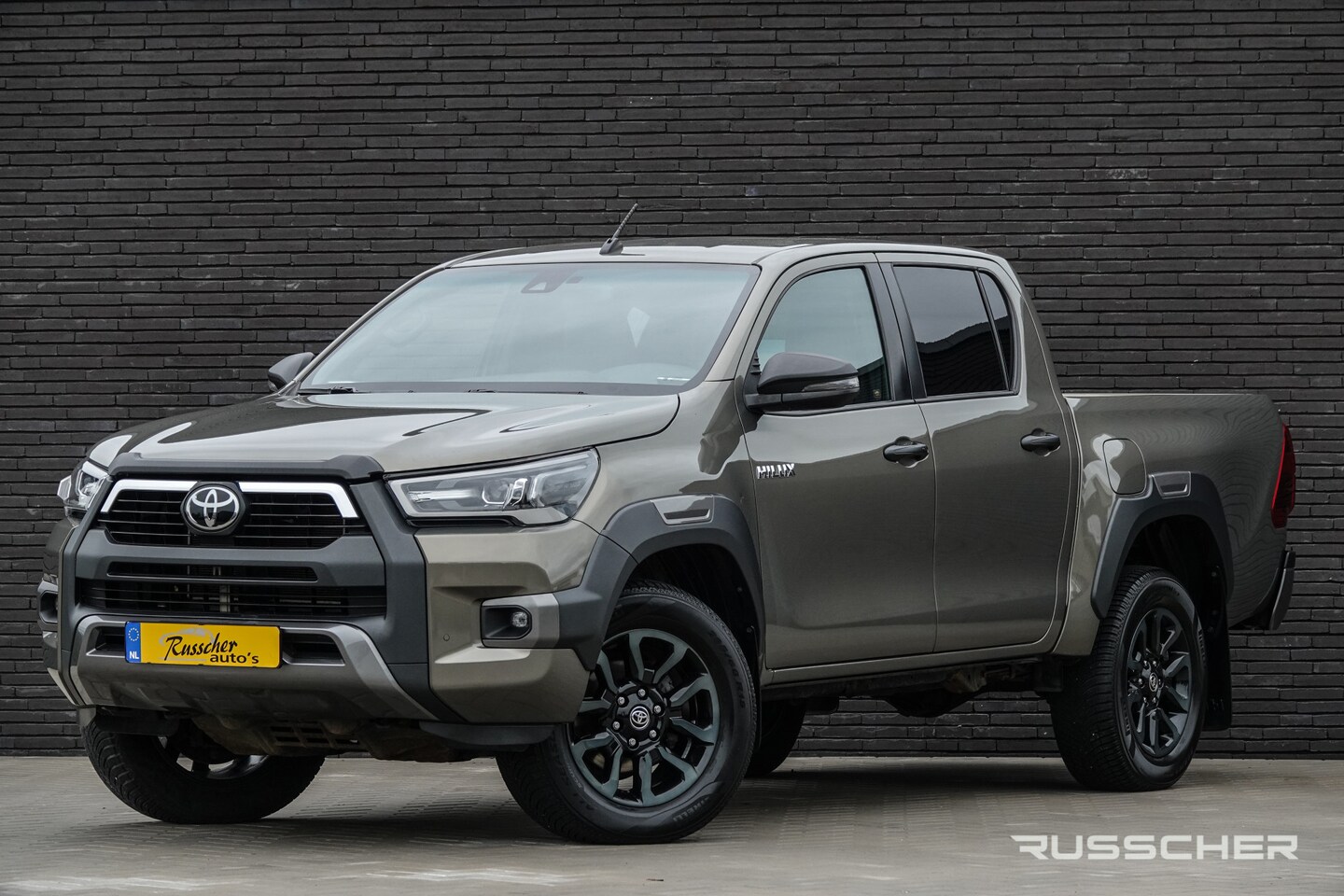 Toyota HiLux - 2.8 D-4D Double Cab 4X4 204Pk Aut. | Invincible | Leder | JBL-Sound | Trekhaak | 18'' | Ox - AutoWereld.nl