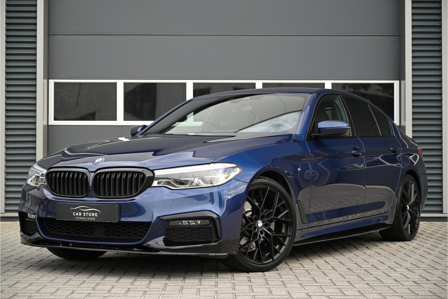 BMW 5-serie - 520i M-SPORT / AERO PACK / INDIVIDUAL LEDER / MEMORY / CAMERA / HUD / LED / 20" - AutoWereld.nl