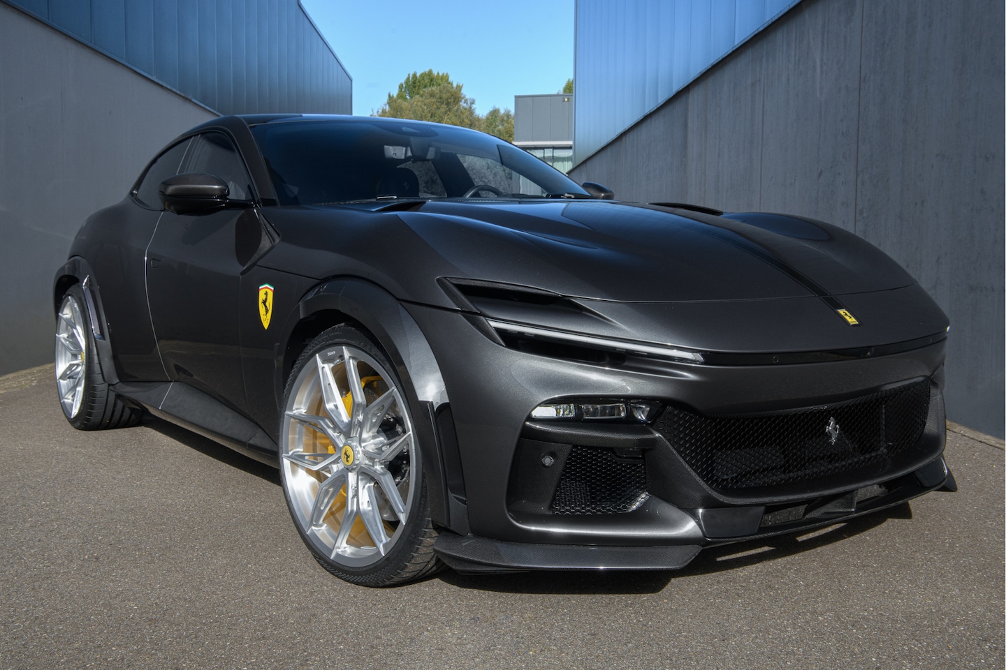 Ferrari Purosangue - 6.5 V12 NOVITEC ESTESO Widebody Kit I Ferrari Painted Shields - AutoWereld.nl