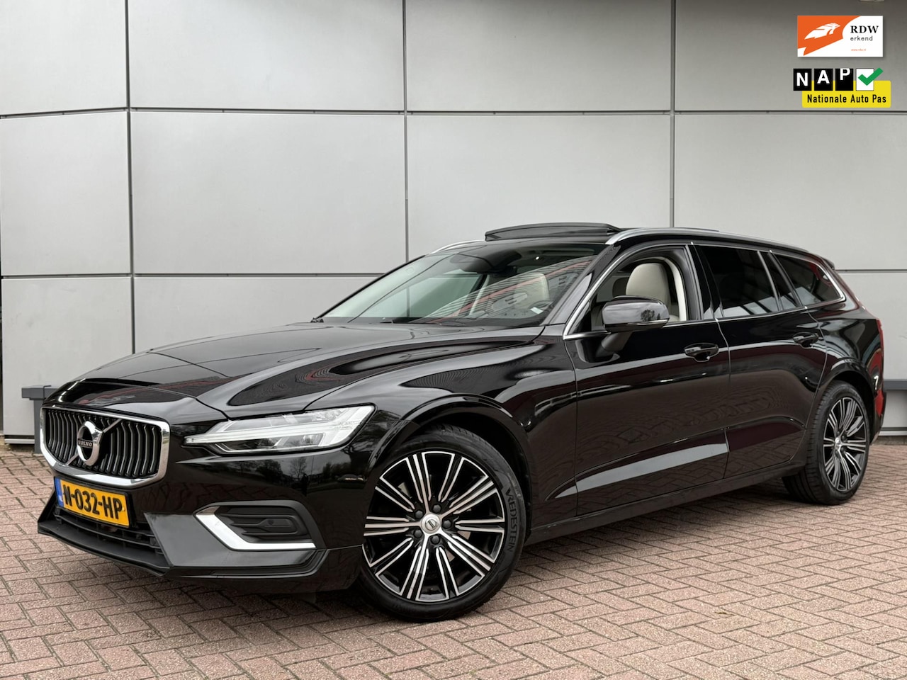 Volvo V60 - 2.0 B4 Inscription | Panoramadak | Harman Kardon | - AutoWereld.nl