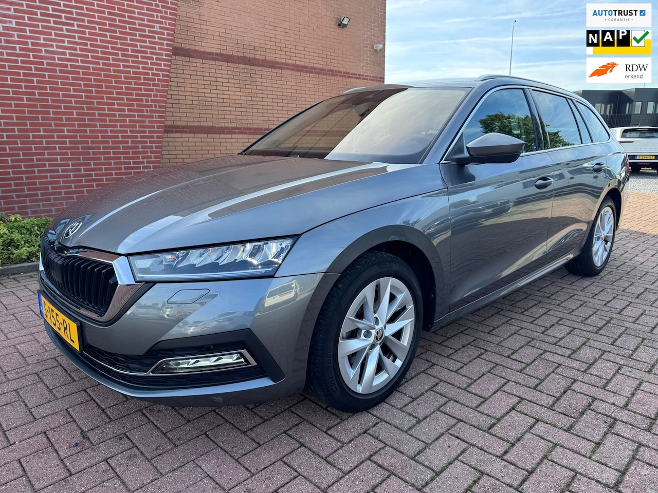 Skoda Octavia Combi - 1.0 e-TSI Business Edition Plus 1.0 e-TSI Business Edition Plus, Led, Automaat, Carplay, - AutoWereld.nl