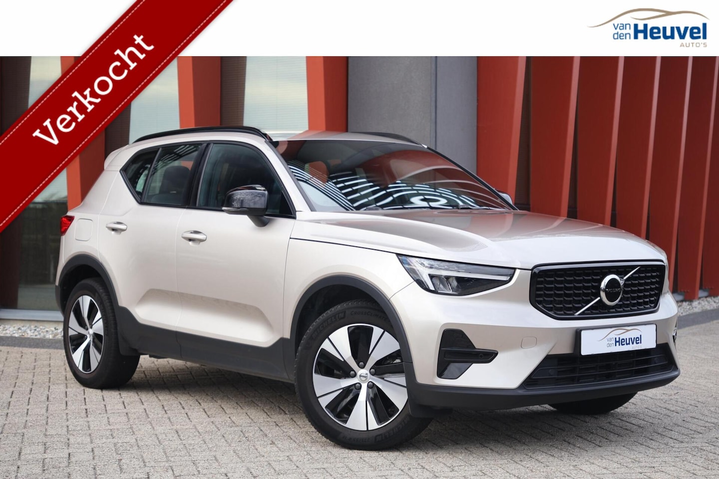 Volvo XC40 - T4 Recharge Plus Dark | Stoelverwarming | Trekhaak | H/K | Memory stoel | Keyless - AutoWereld.nl