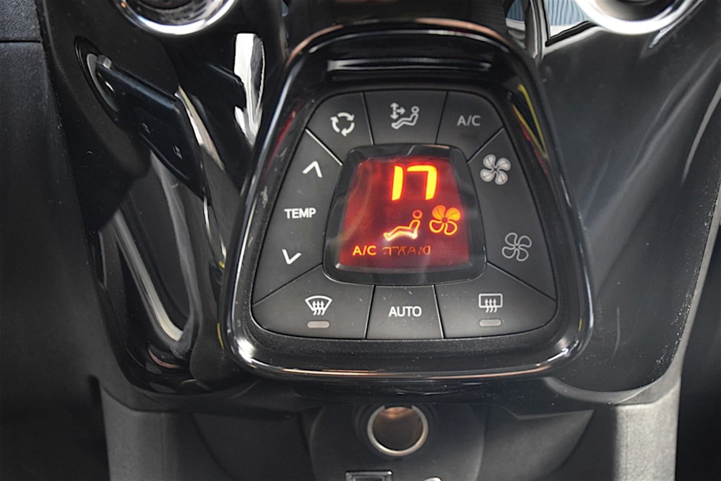 Peugeot 108 - 1.0 e-VTi Allure 1.0 e-VTi Allure, Parkeercamera, Dealeronderhouden, Apple car play, NAP