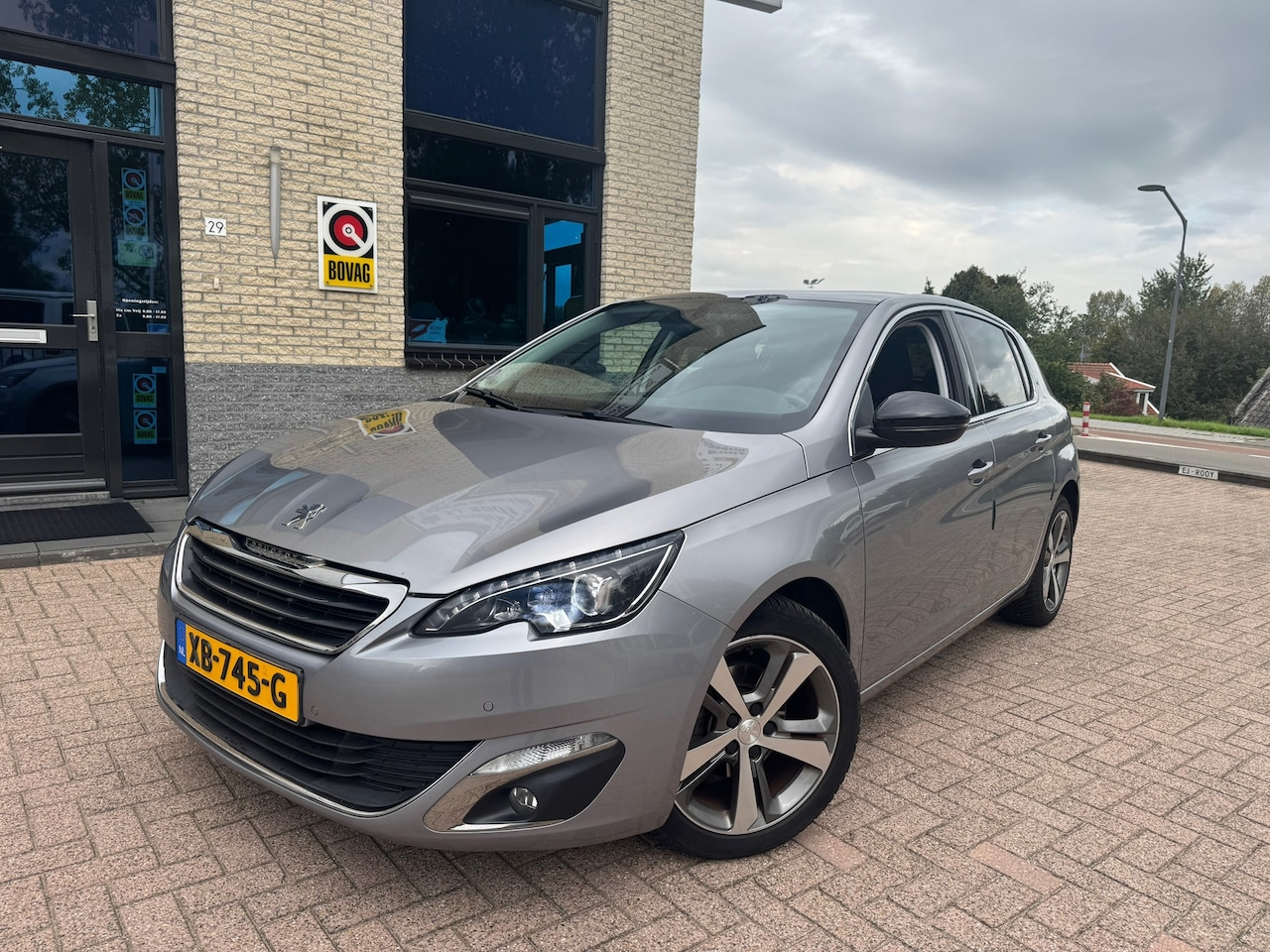 Peugeot 308 - 1.2 PureTech Allure- panodak-trekhaak- automaat - AutoWereld.nl