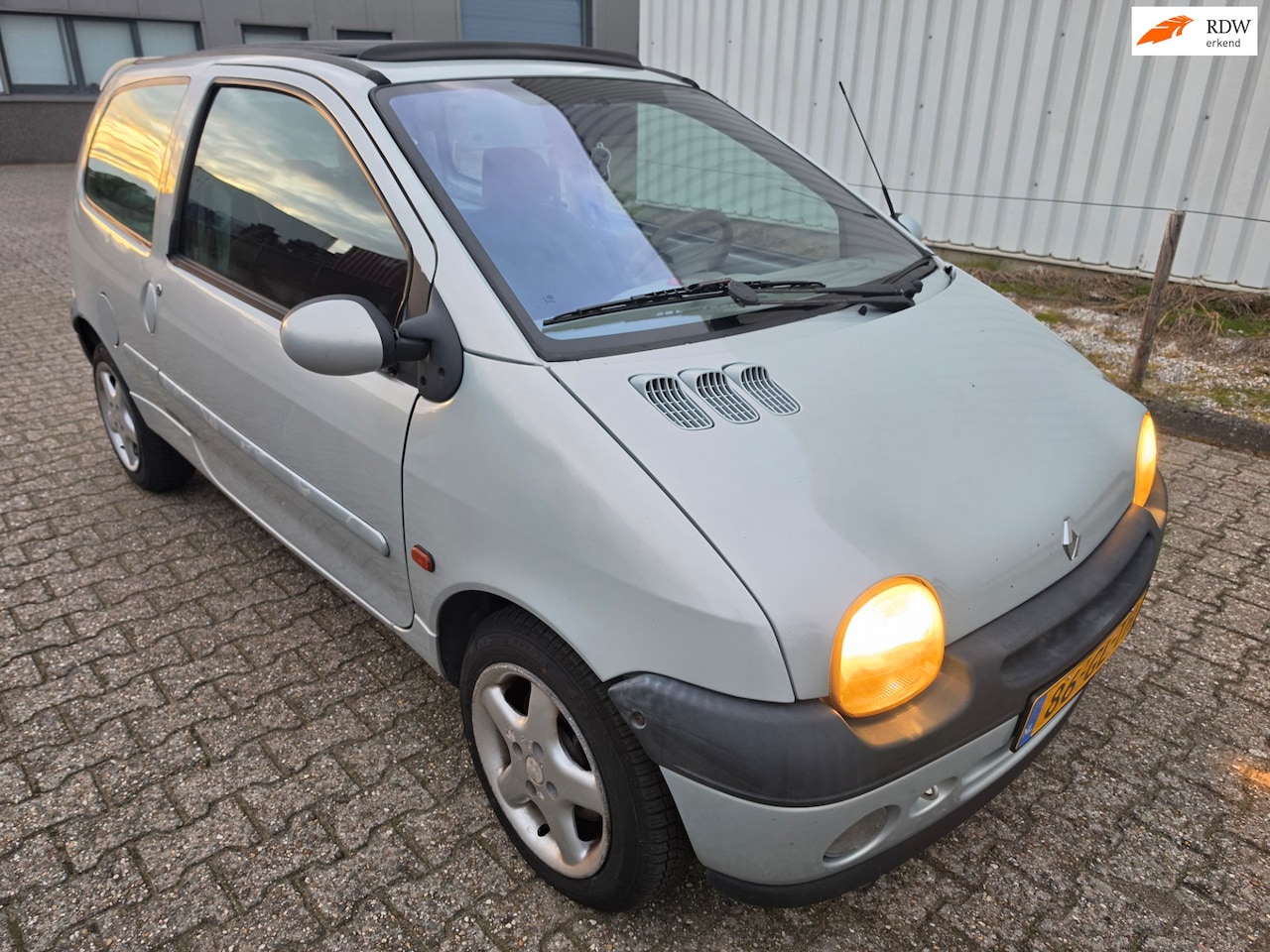 Renault Twingo - APK 15-4-27 Sunroof *950,-* - AutoWereld.nl