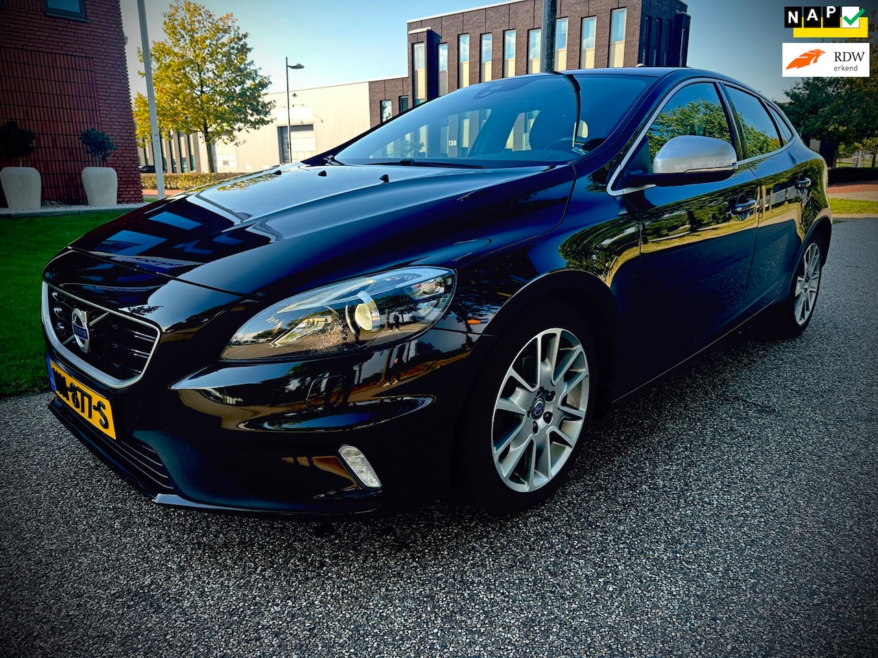 Volvo V40 - 2.0 D2 R-Design Business 2.0 D2 R-Design Business, leer, navi, stoelverwarming, euro 6 - AutoWereld.nl
