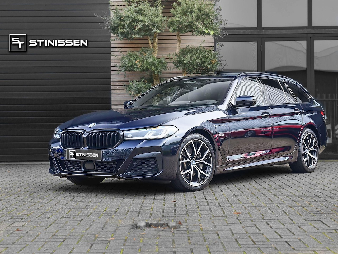 BMW 5-serie - 530e xDrive Business M-sport Laser ACC Leren bekleding 19 inch velgen Trekhaak - AutoWereld.nl