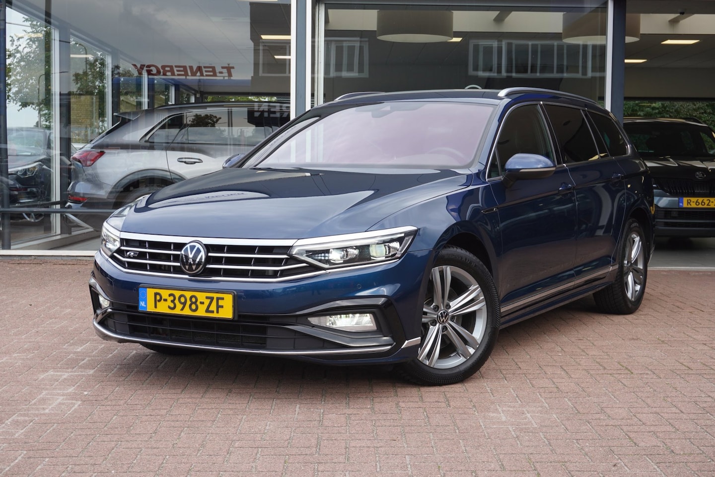 Volkswagen Passat Variant - 1.5 TSI R-Line Business + Automaat | Navigatie | Carplay | Vol opties | Dealerauto | Inrui - AutoWereld.nl