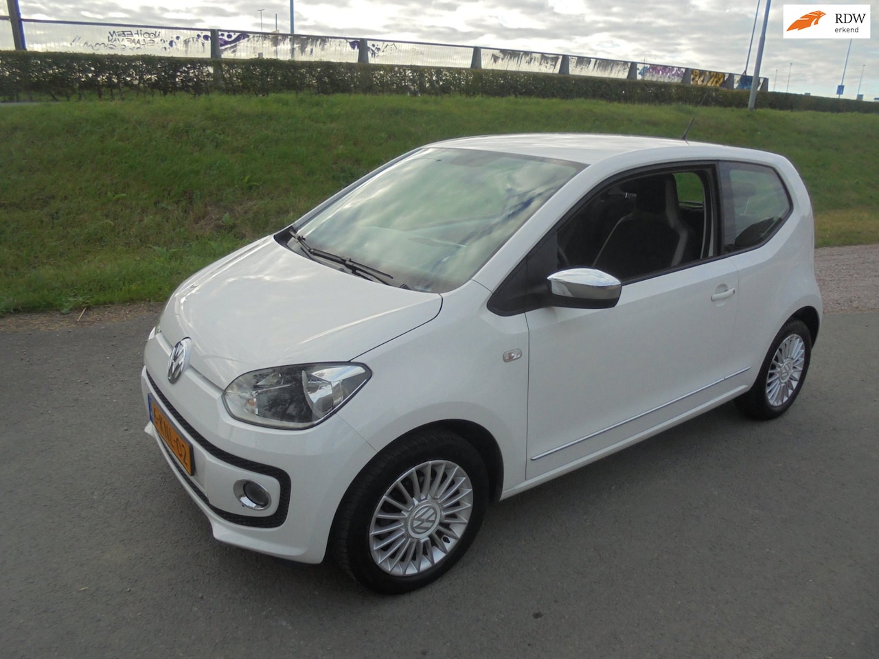 Volkswagen Up! - Volkswagen UP 1.0 Benzine 3 deurs airco lmv pdc - AutoWereld.nl
