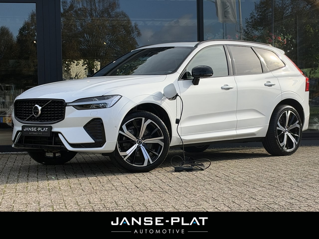 Volvo XC60 - 2.0 T6 Long Range R-Design Pano | Trekhaak | Wit-metallic | Nappa leder | - AutoWereld.nl