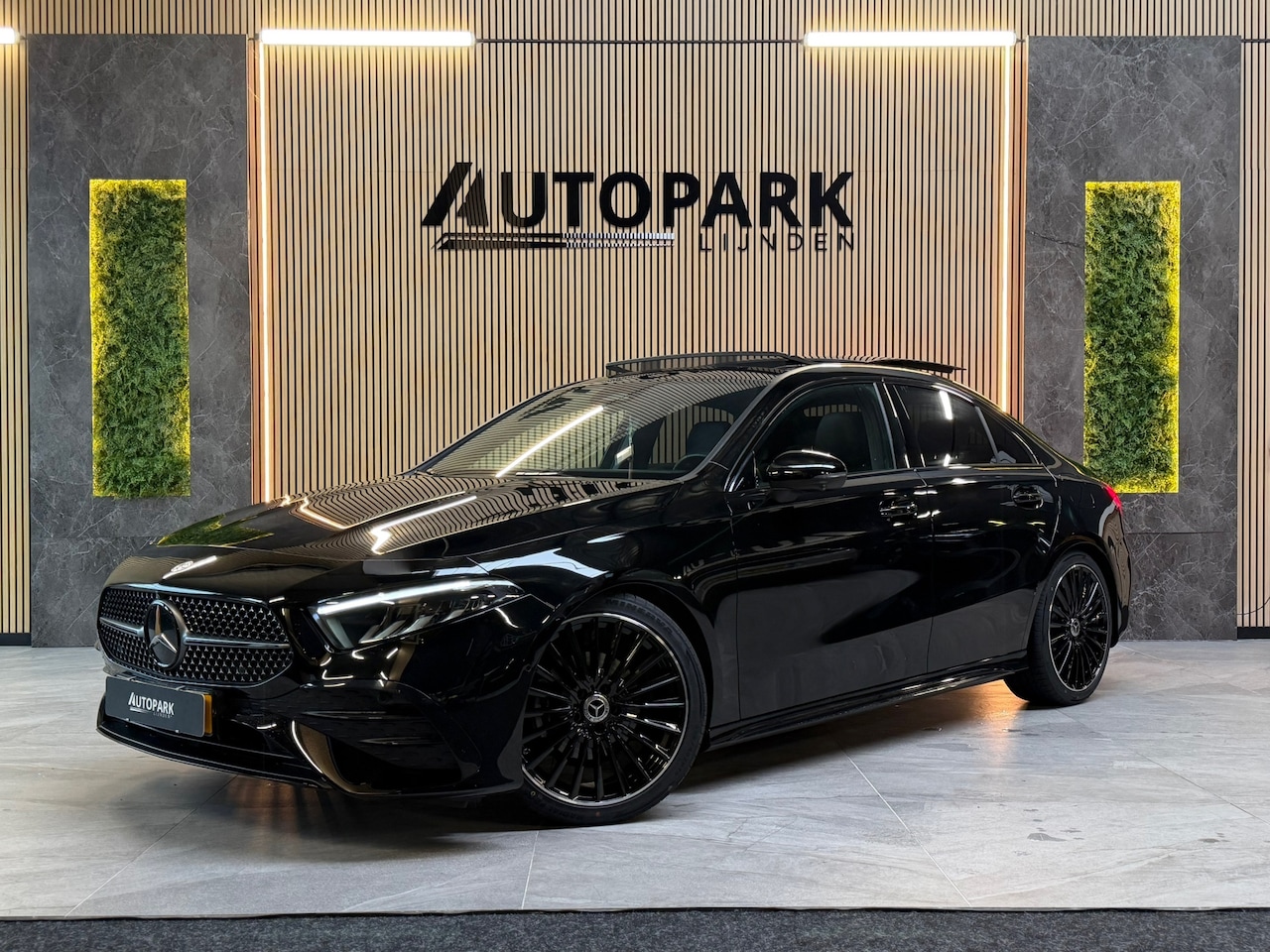 Mercedes-Benz A-klasse - 180 AMG Line |PANO|360 CAMERA|DODEHOEK|KEYLESS|ACC|SFEERVERLICHTING|NIGHTPAKKET|DEALER OND - AutoWereld.nl