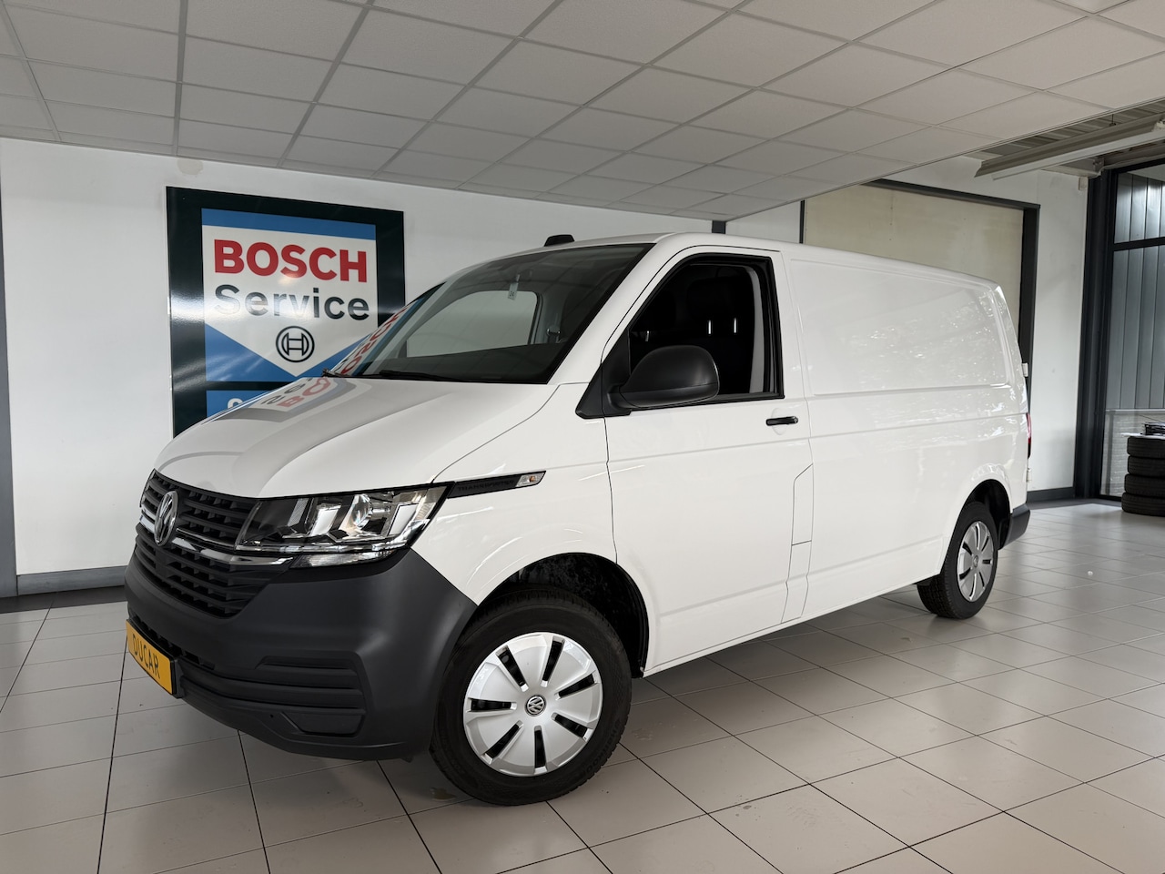 Volkswagen Transporter - 2.0 TDI L1H1 Automaat Airco /carplay / Camera / 3 zits / Trekhaak - AutoWereld.nl