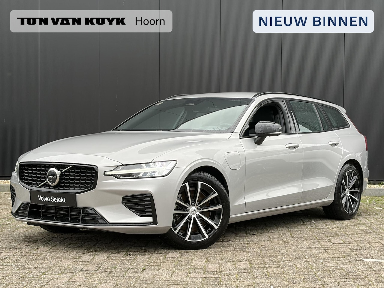 Volvo V60 - 2.0 T6 Plug-in hybrid AWD Plus Dark Stoel verwarming / Trekhaak / Cruise control / Memory - AutoWereld.nl