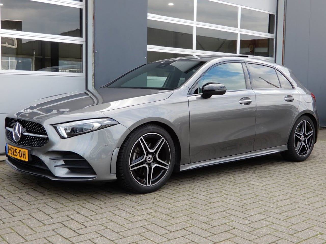 Mercedes-Benz A-klasse - 200 Business Solution AMG Panoramadak/AppleCarplay/AmbientLight - AutoWereld.nl