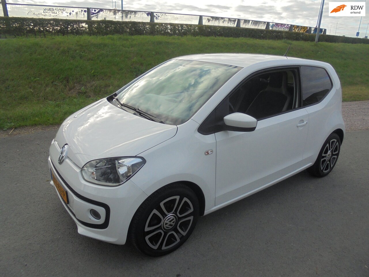 Volkswagen Up! - Volkswagen Up 1.0 benzine 3 deurs airco navigatie lmv 133.000km - AutoWereld.nl