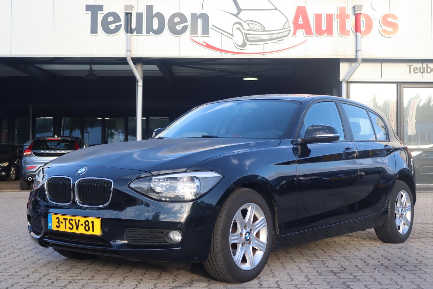 BMW 1-serie - 116i Business | Automaat | Parkeer assistent | Navigatie | Airco | Cruise control - AutoWereld.nl