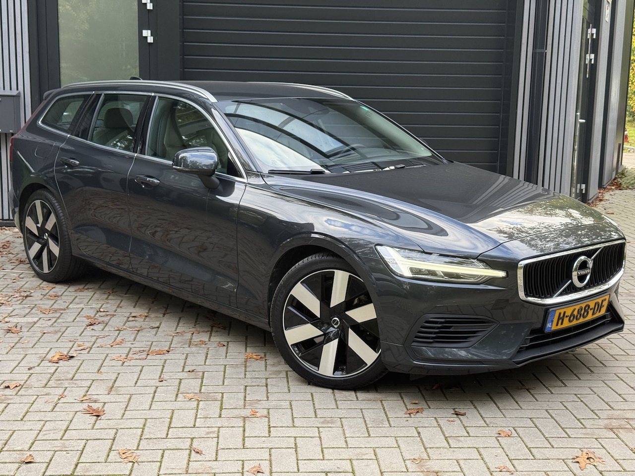 Volvo V60 - 2.0 T6 AWD Momentum Pro Volledig dealer onderhouden | Plug-in hybride 340 pk | Blond leder - AutoWereld.nl