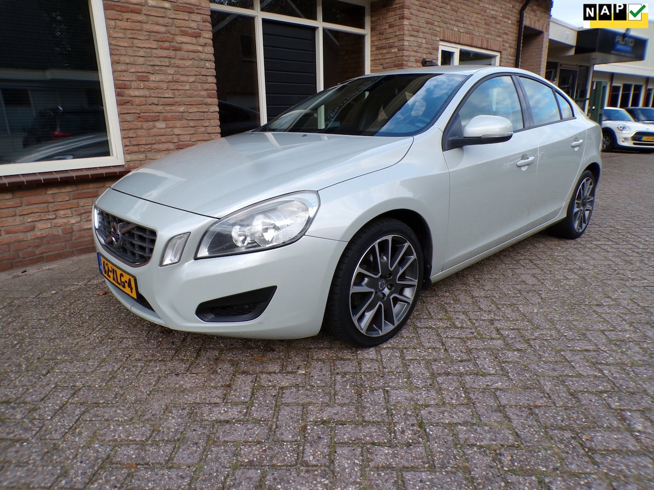 Volvo S60 - 2.0 D3 Kinetic Automaat / leder / Navi - AutoWereld.nl