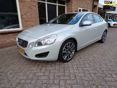 Volvo S60 - 2.0 D3 Kinetic Automaat / leder / Navi