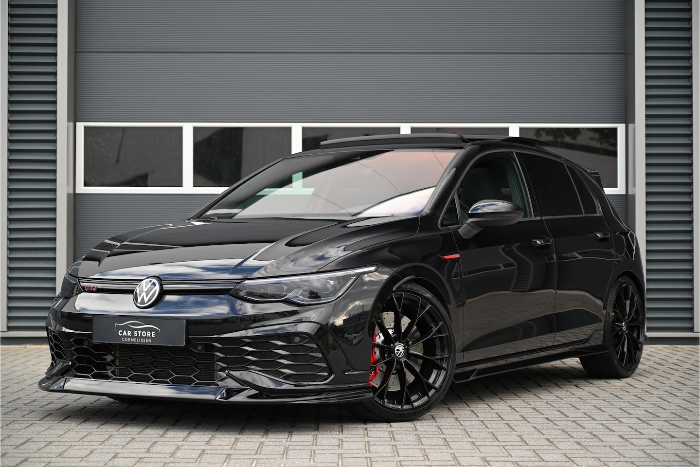 Volkswagen Golf - 2.0 TSI GTI CLUBSPORT 300 PK / PANO / EVENTURI / ZAERO BODYKIT / BLACK STYLE / 19" / UNIEK - AutoWereld.nl
