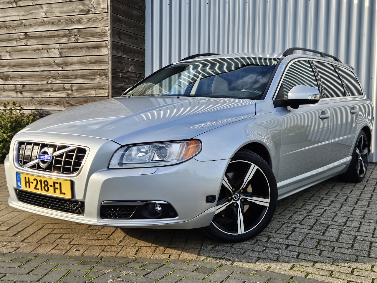 Volvo V70 - 2.5T Summum /Dealer Onderhouden/Automaat! - AutoWereld.nl