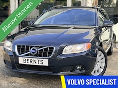 Volvo V70 - T4 Momentum|Leder|Stoelverwarming|Navigatie|PDC|Bochtenverlichting