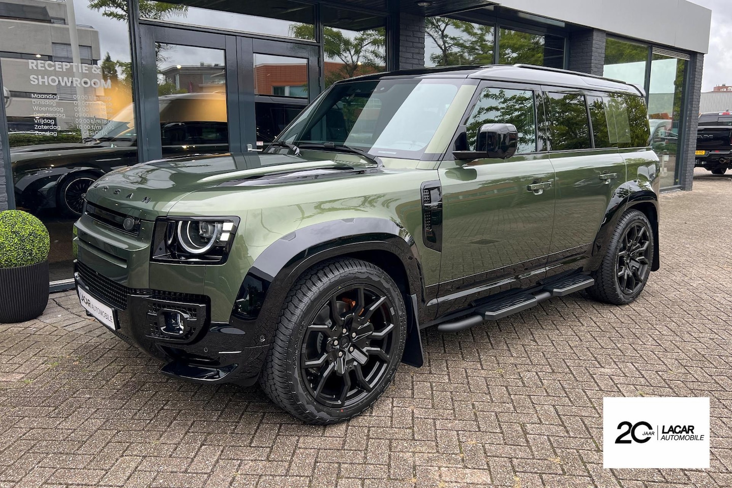 Land Rover Defender 110 - P300e X-Dynamic I URBAN Widetrack - AutoWereld.nl